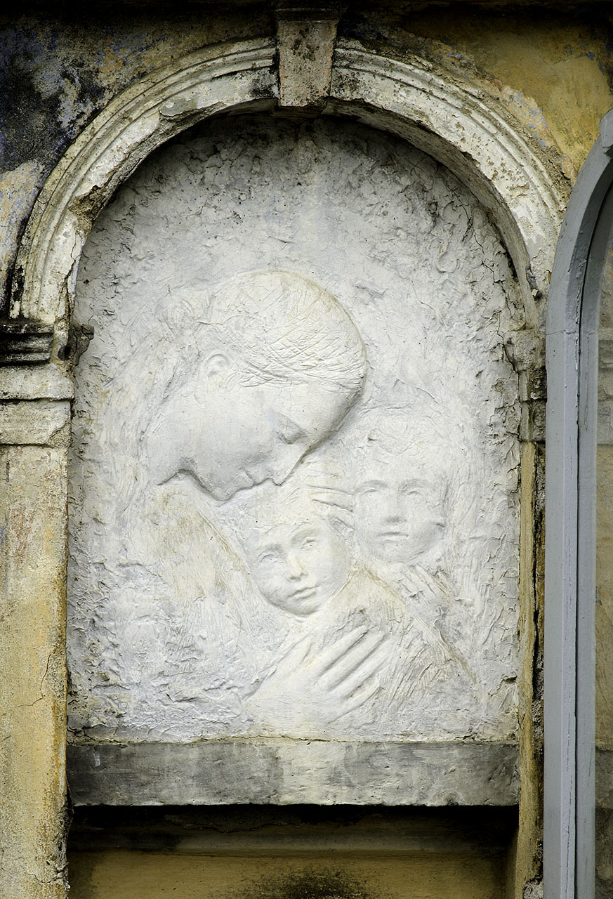 Madonna con Bambino e angeli (rilievo) di Martini Quinto (sec. XX)