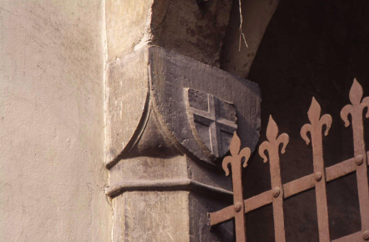 stemma dell'Ordine gerosolimitano (capitello) - produzione fiorentina (sec. XV)