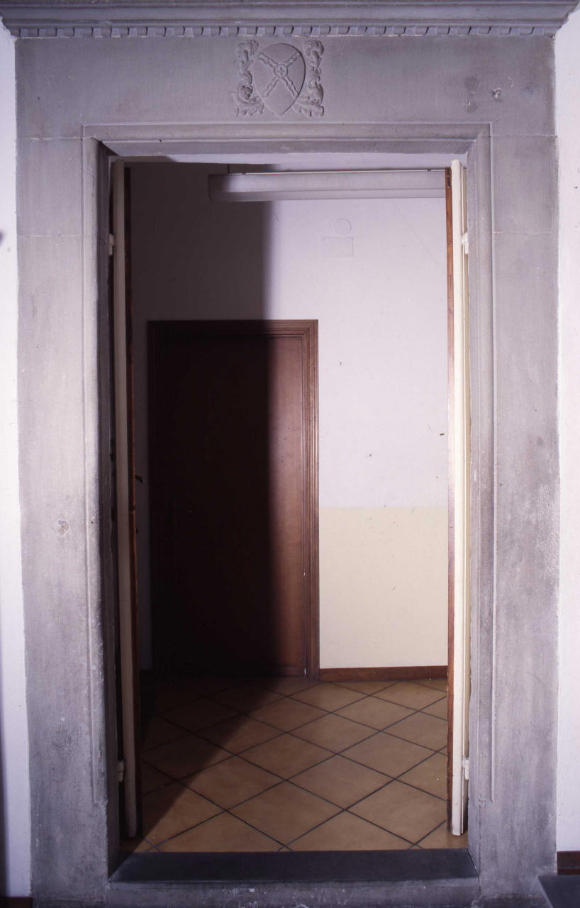 stemma gentilizio della famiglia Benini (mostra di porta) - produzione fiorentina (sec. XV)