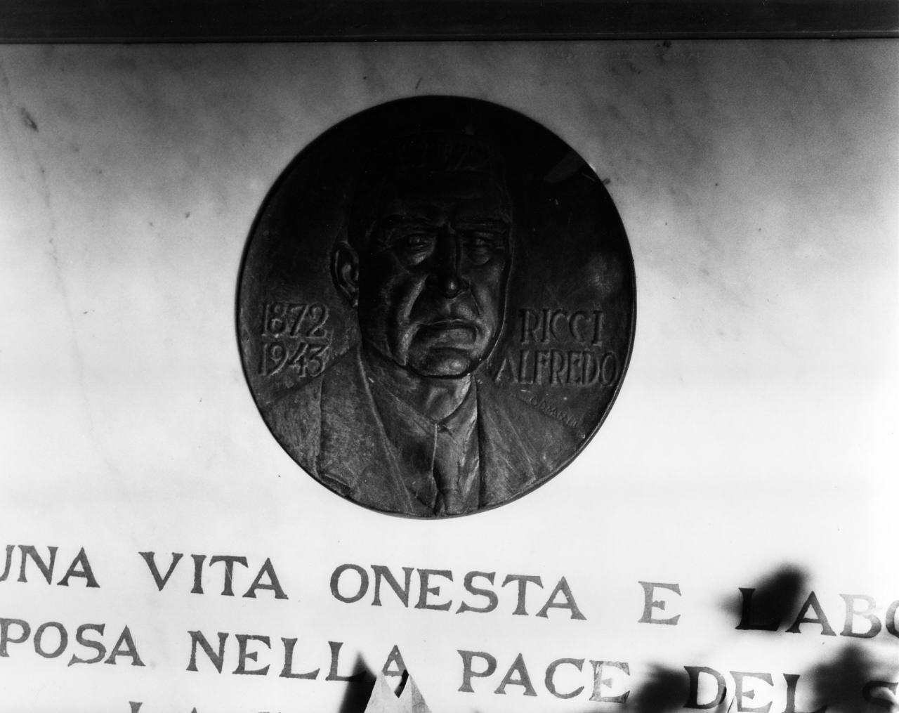 ritratto di Alfredo Ricci (rilievo) di Manetti Davide (secondo quarto sec. XX)