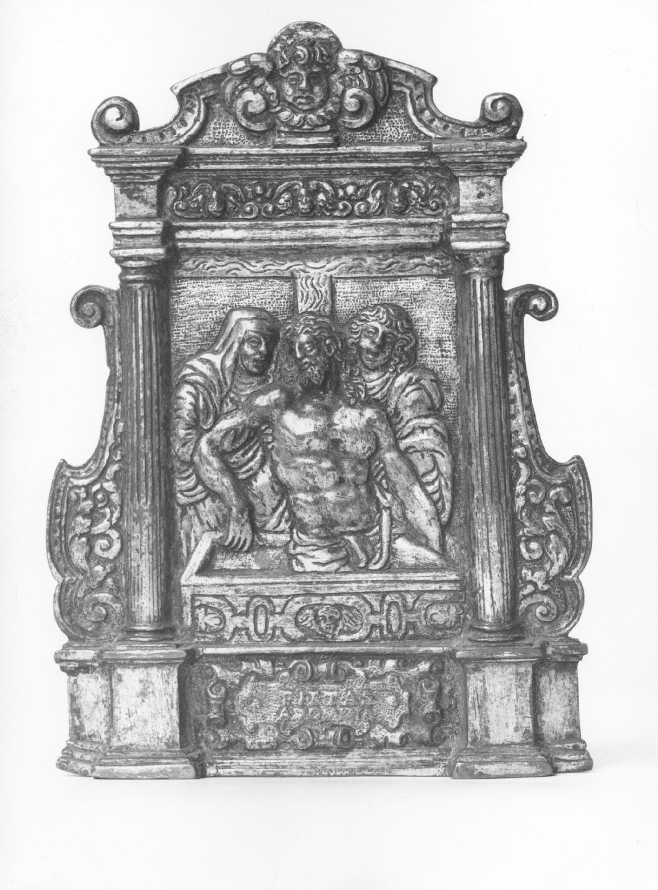 Cristo in pietà tra la Madonna e San Giovanni Evangelista (pace) - bottega toscana (secc. XVI/ XVII)