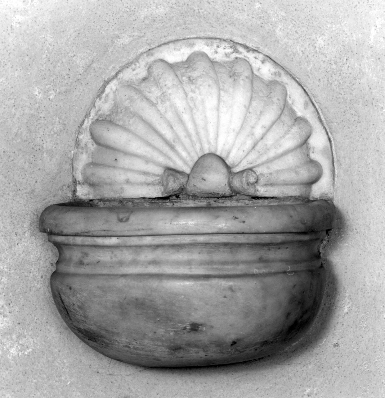 acquasantiera da parete - manifattura fiorentina (ultimo quarto sec. XVI)