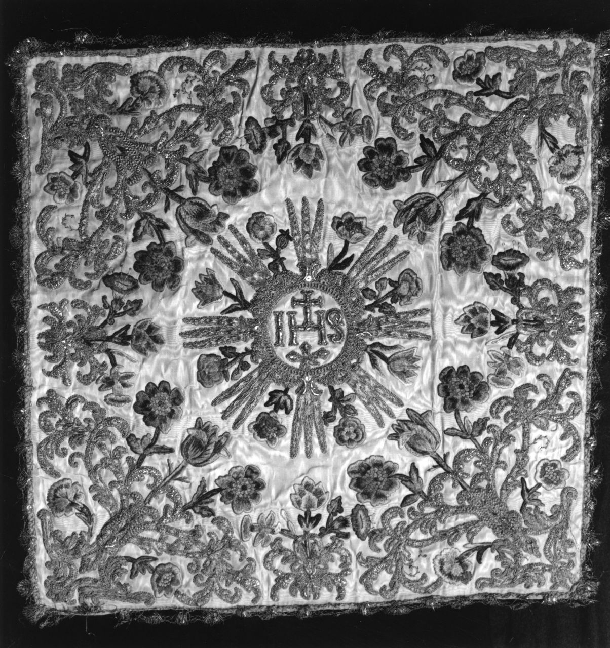 monogramma cristologico, motivi decorativi floreali e vegetali (velo di calice) - manifattura fiorentina (sec. XIX)