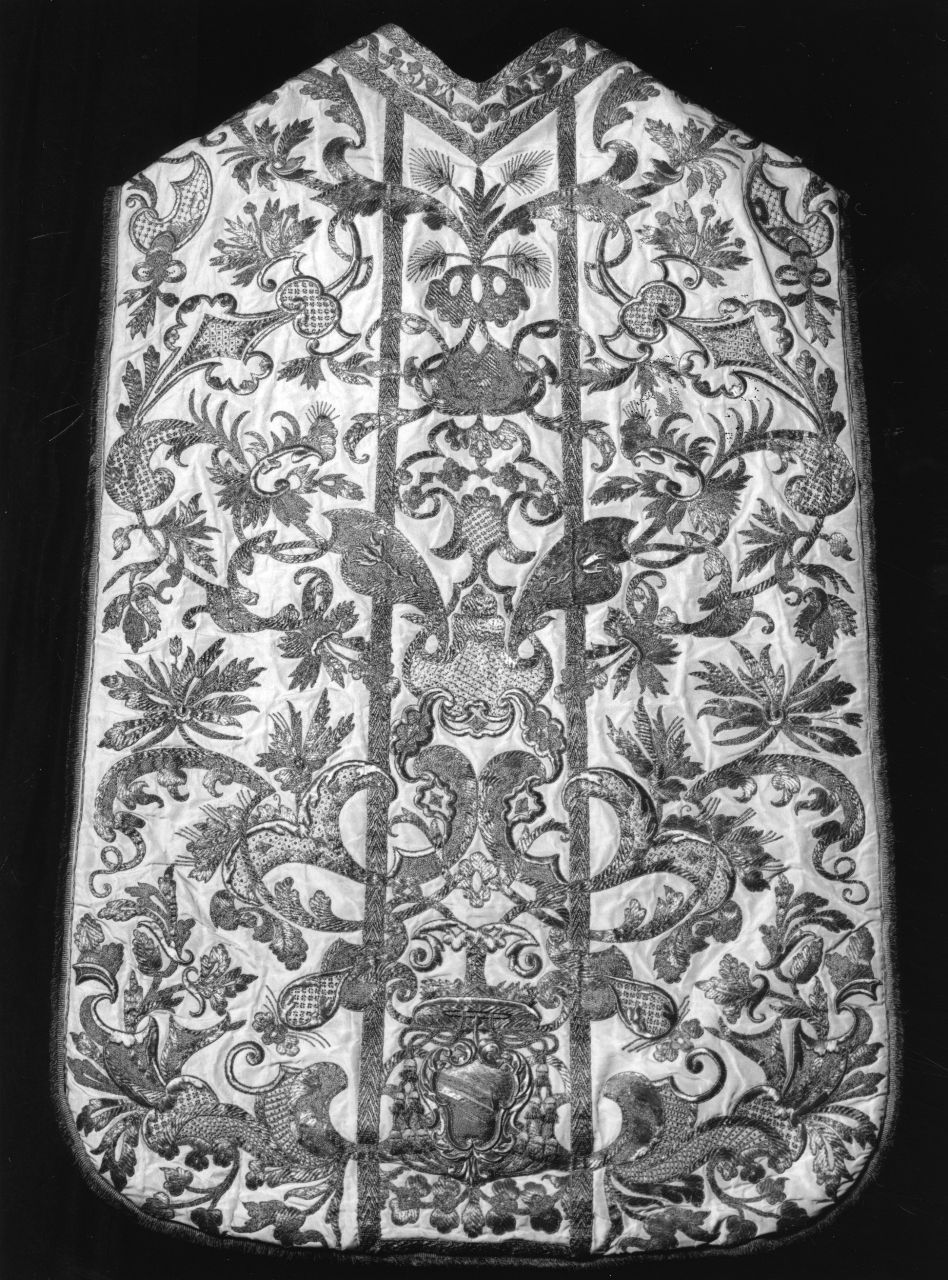 stemma gentilizio della famiglia Alamanni tra motivi decorativi floreali e vegetali (pianeta) - manifattura fiorentina (sec. XVIII)