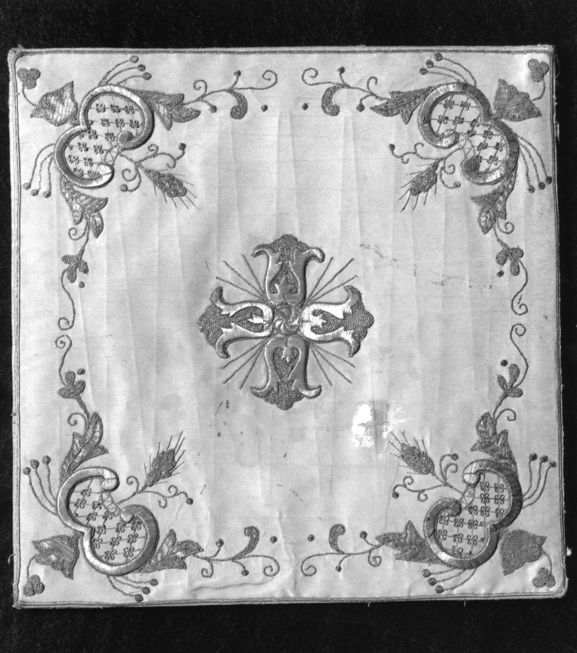 croce, spighe di grano e motivo decorativo a tralci di fiori e foglie (borsa del corporale) - manifattura fiorentina (sec. XVIII)