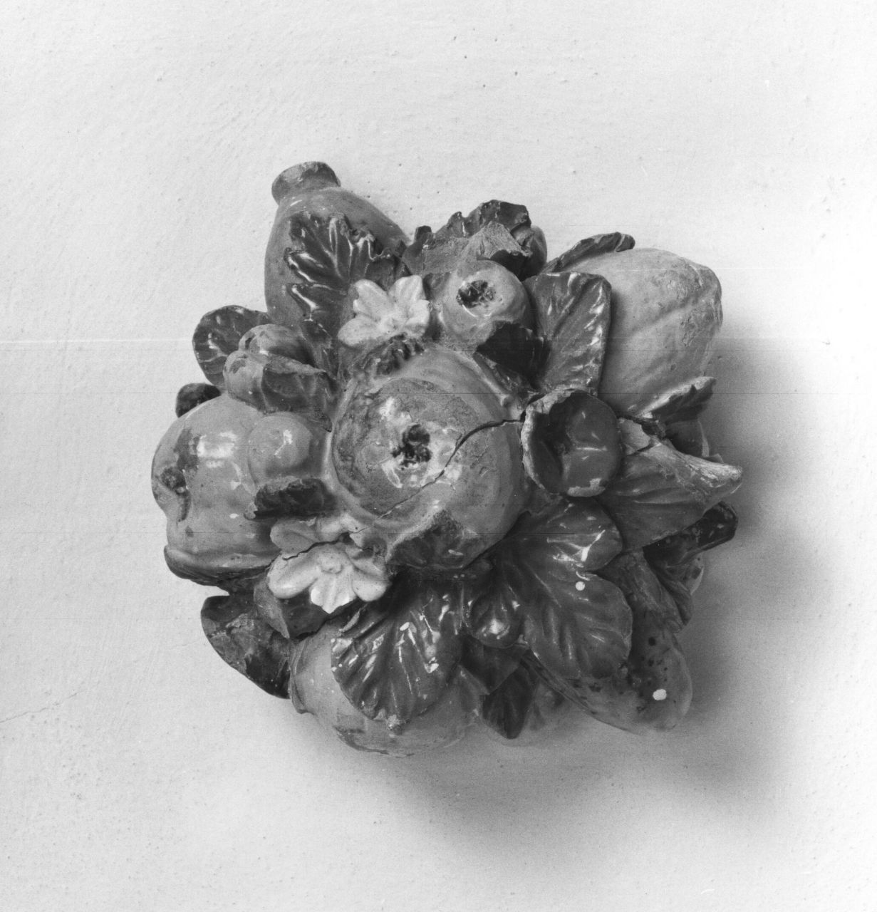 cespo con fiori e frutta (rilievo) di Della Robbia Andrea (scuola) (prima metà sec. XVI)