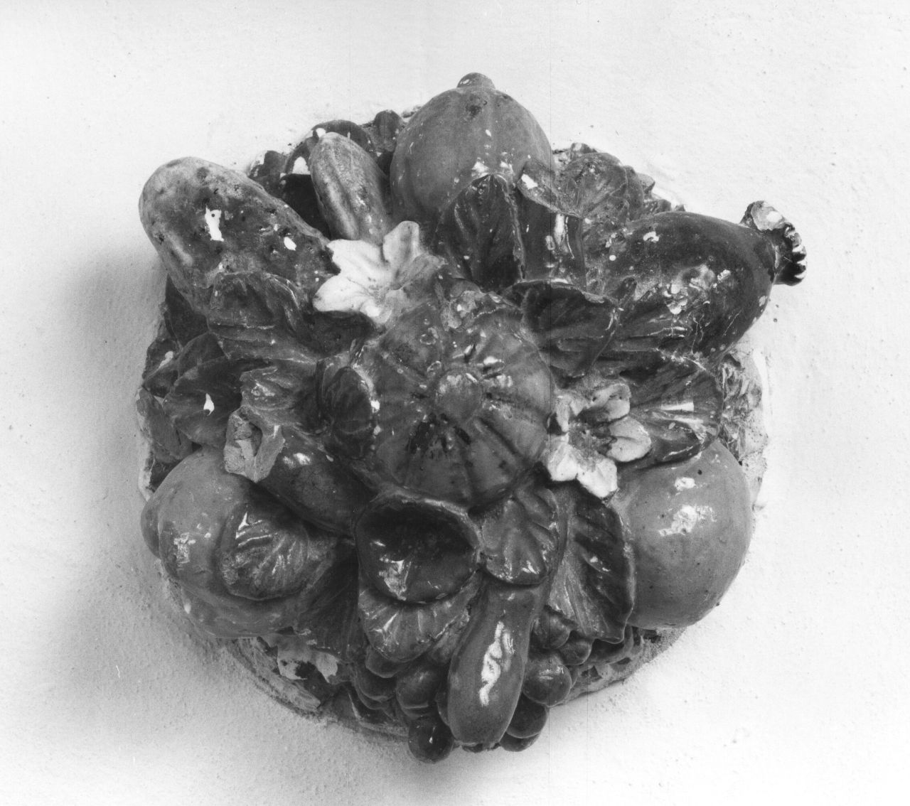 cespo con fiori e frutta (rilievo) di Della Robbia Andrea (scuola) (prima metà sec. XVI)