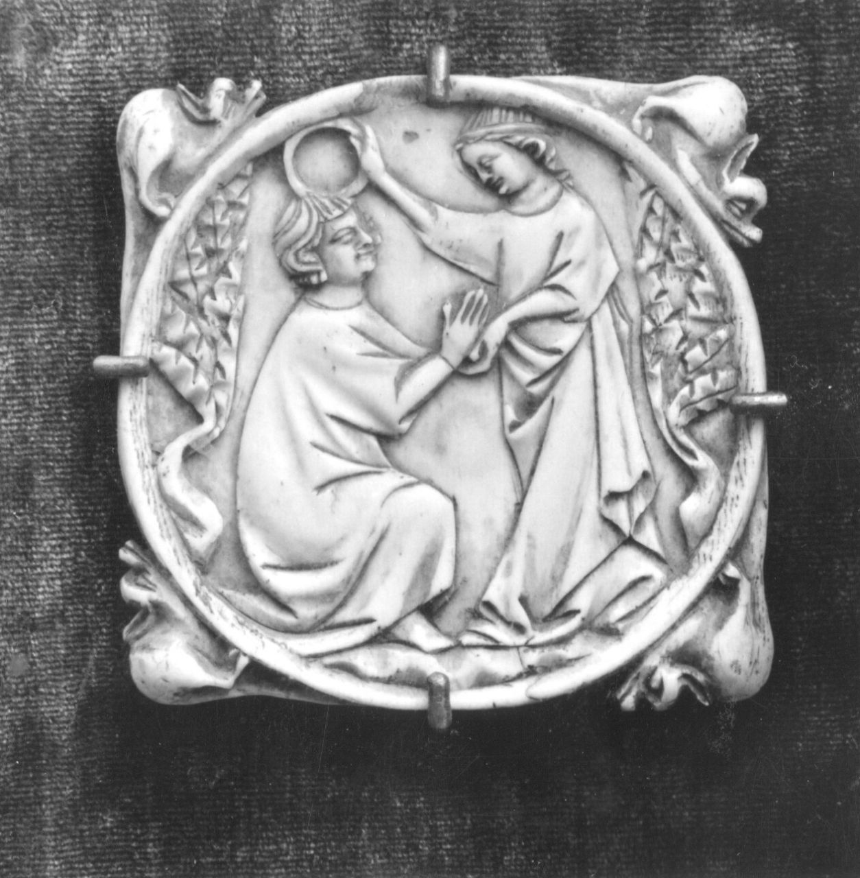 giovani amanti (rilievo) - bottega francese (prima metà sec. XIV)