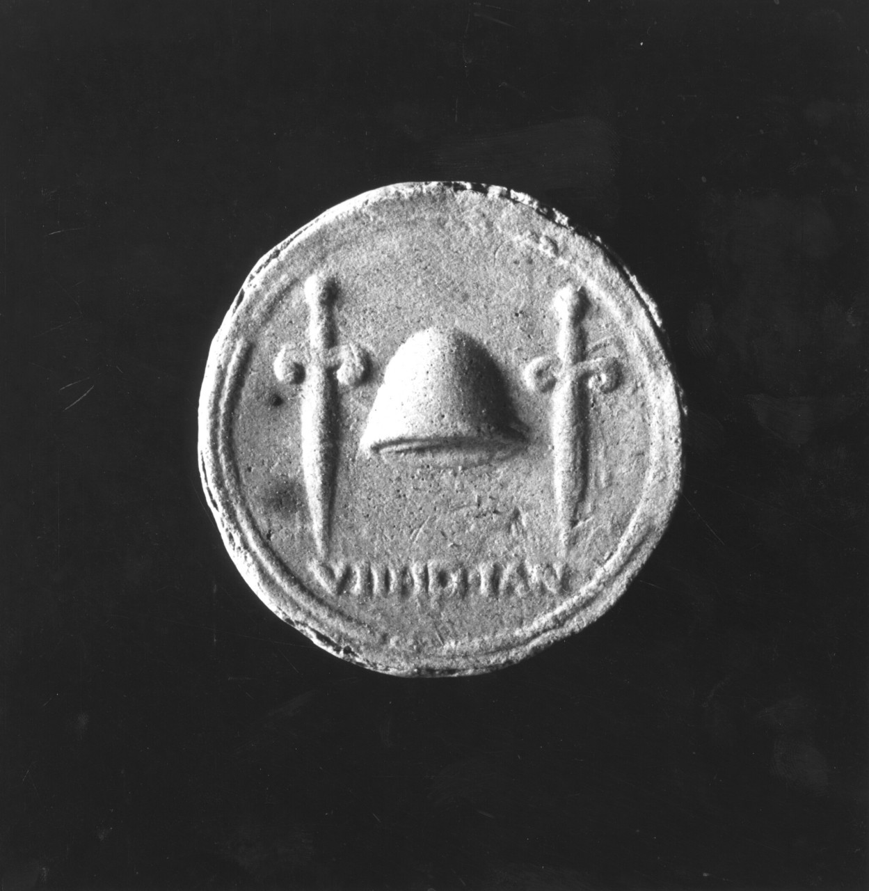 elmo e pugnali (calco di medaglia) - produzione italiana (secc. XIX/ XX)