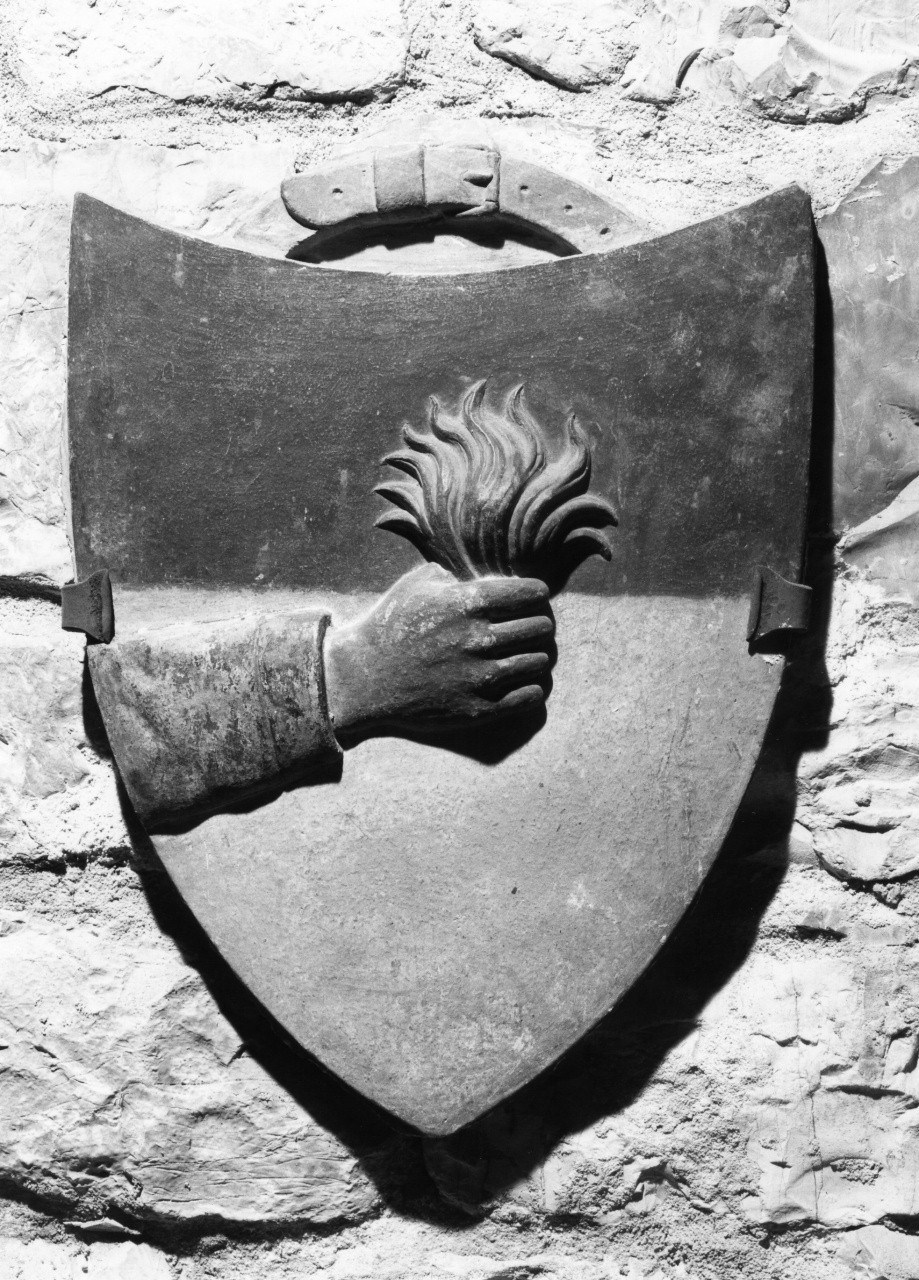 stemma gentilizio della famiglia Ristori, stemma gentilizio (rilievo) - manifattura di Figline (fine/inizio secc. XVIII/ XIX)