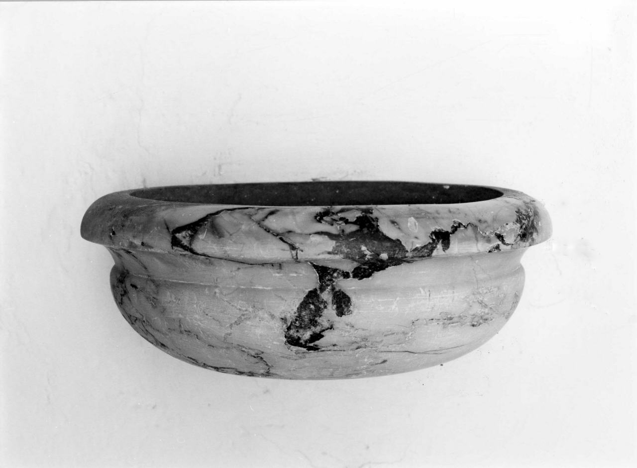 acquasantiera da parete - produzione toscana (sec. XVIII)