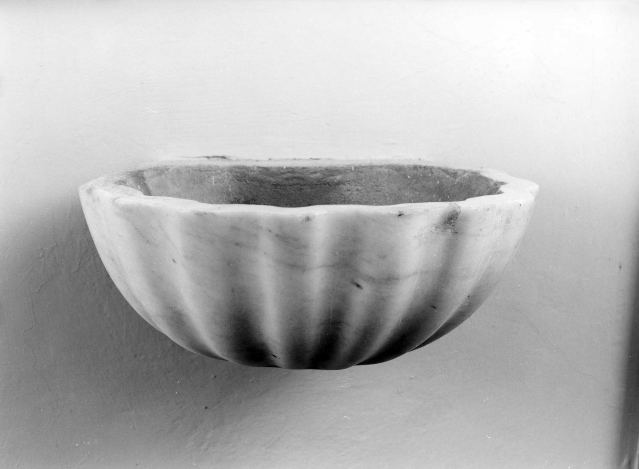 acquasantiera da parete, serie - produzione toscana (sec. XVIII)