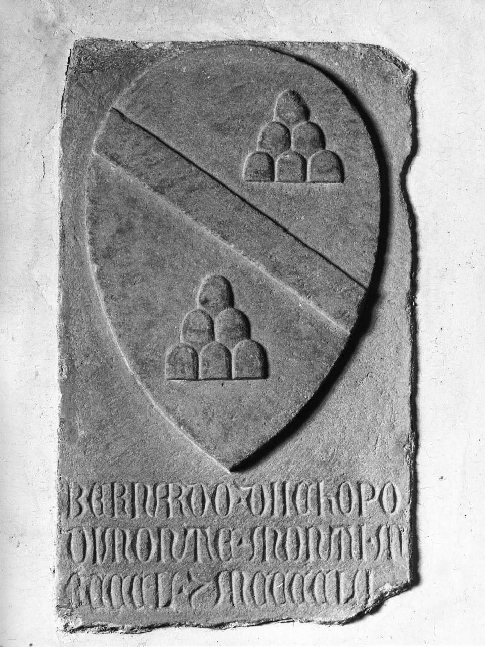 stemma gentilizio del podestà Bernardo Monti, stemma gentilizio (rilievo) - manifattura toscana (sec. XV)