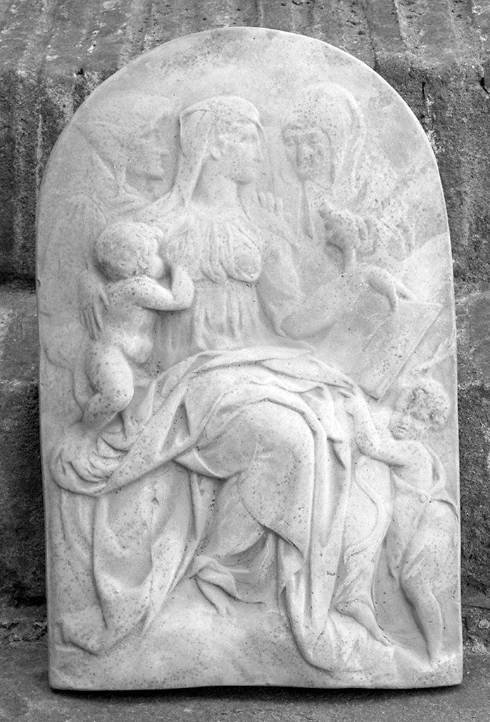Madonna con Bambino, San Giovanni Battista bambino, Sant'Anna e San Gioacchino (rilievo) - bottega toscana (secc. XIX/ XX)