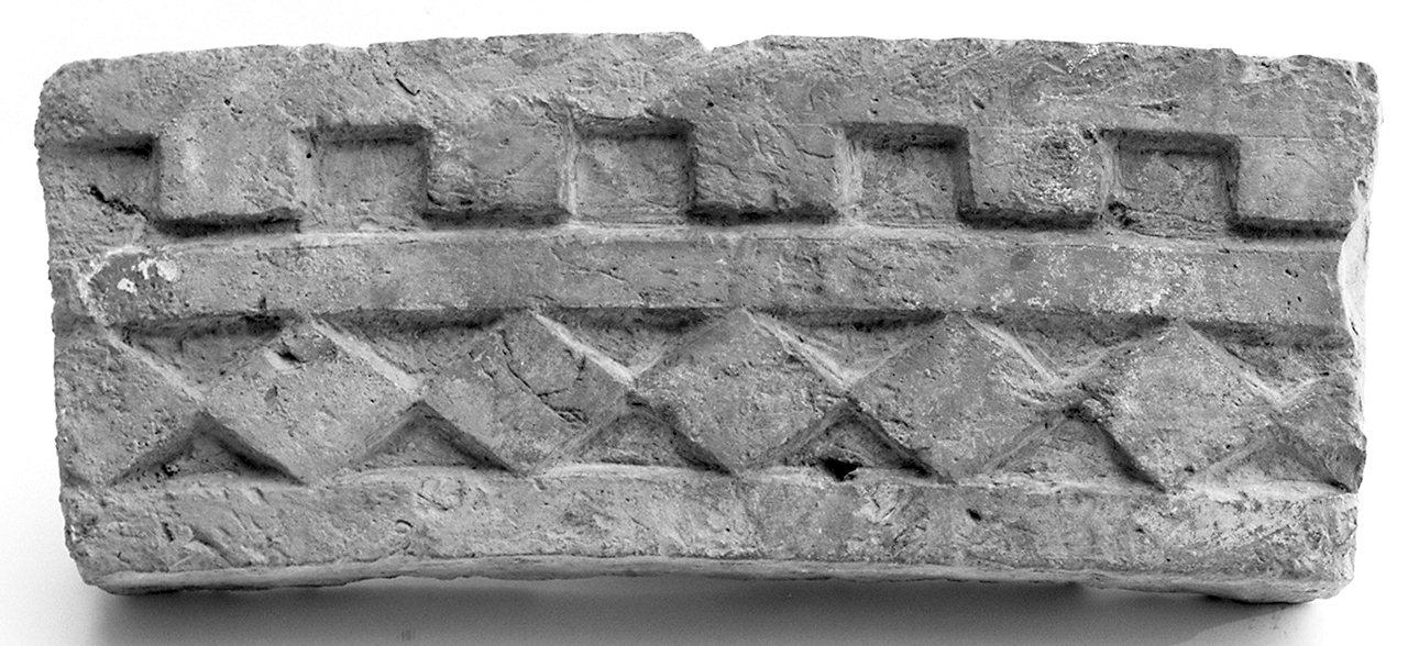 motivo decorativo geometrico (rilievo, frammento) - bottega toscana (sec. XV)