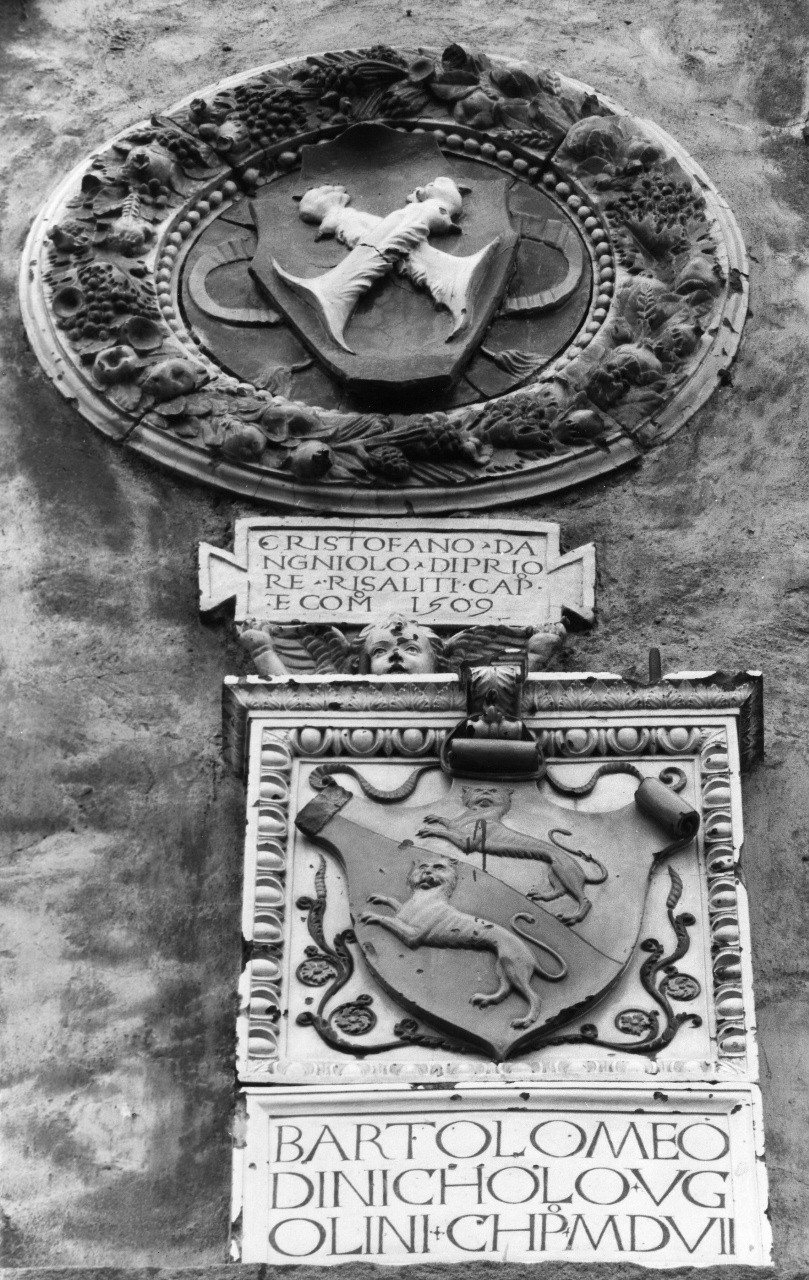 stemma gentilizio della famiglia Ugolini (rilievo) di Della Robbia Giovanni (attribuito) (sec. XVI)