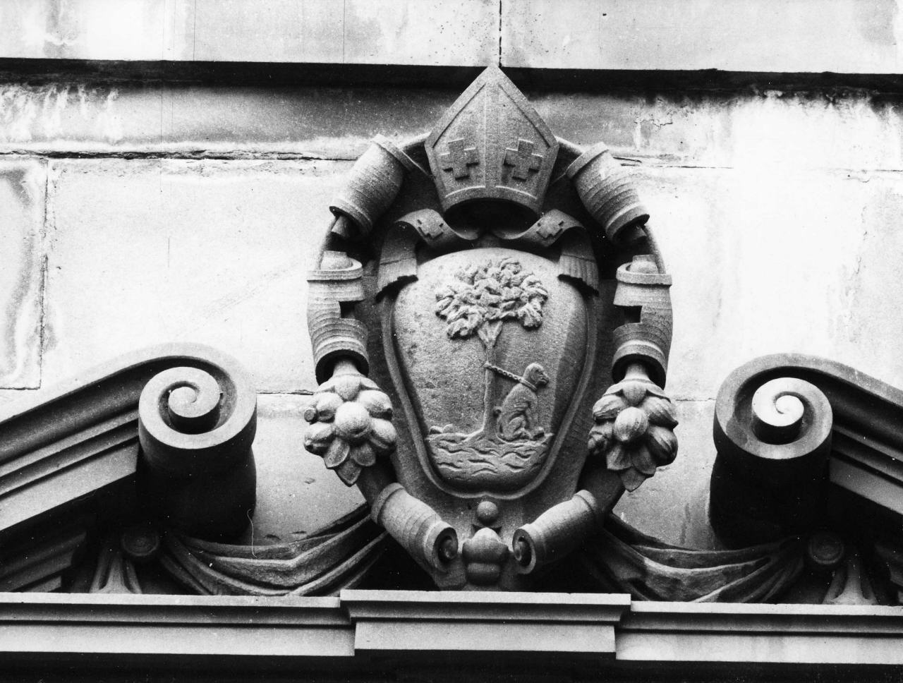 stemma del vescovo Giovanni Benini (rilievo) - bottega toscana (sec. XIX)