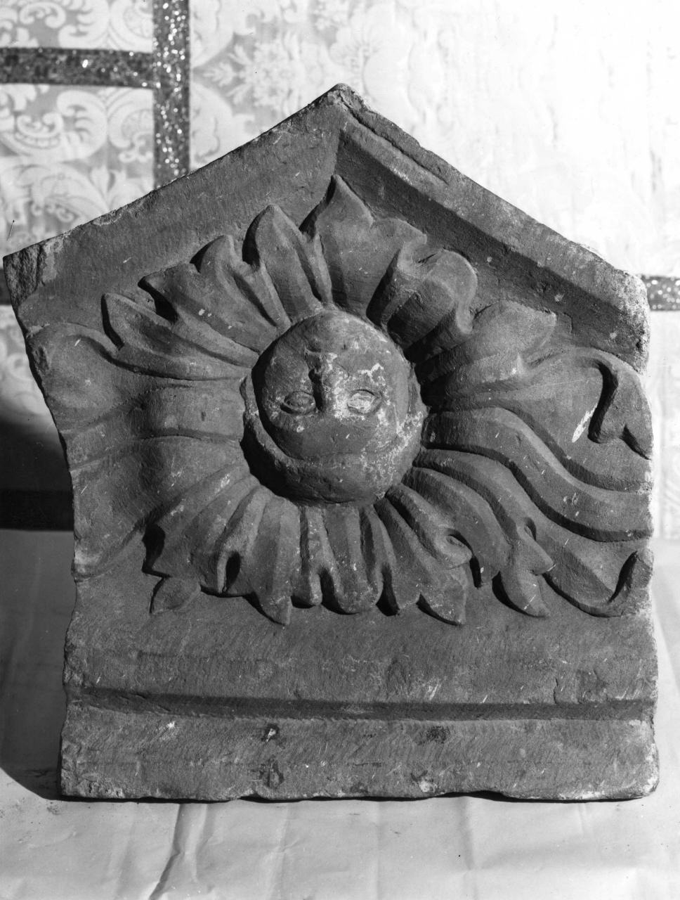 testa d'uomo (rilievo, frammento) - ambito toscano (fine sec. XIV)