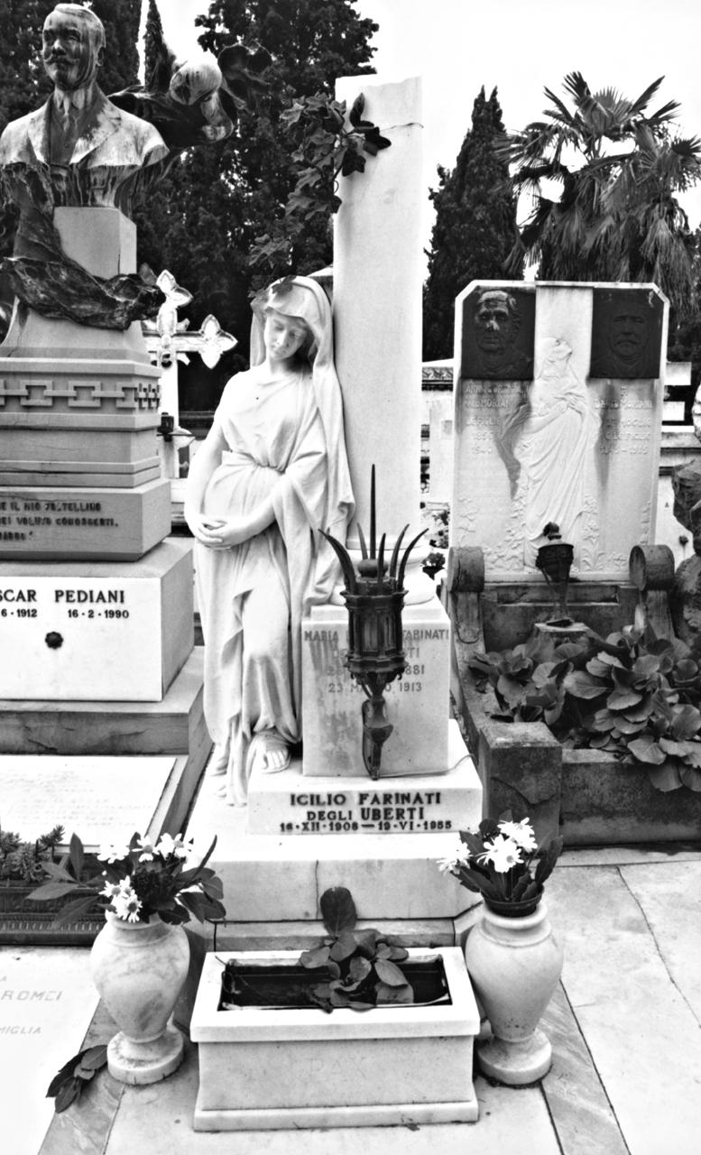 figura femminile dolente (statua) di Pugi F. G (sec. XX)