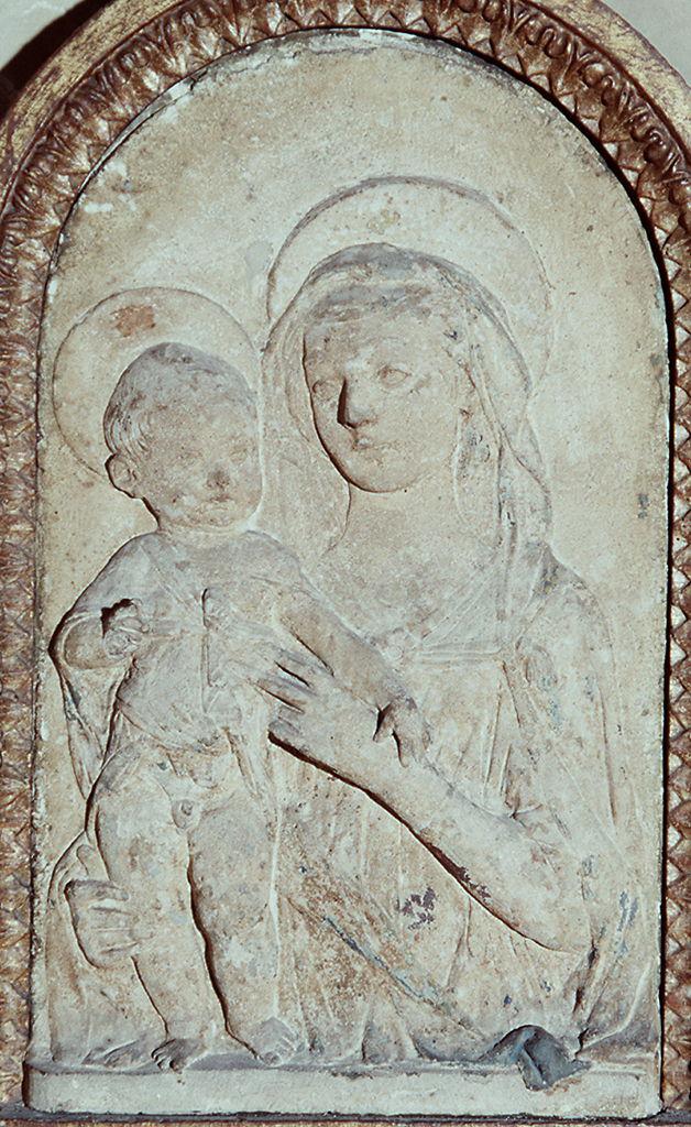 Madonna con Bambino (rilievo) di Desiderio da Settignano (bottega) (sec. XV)