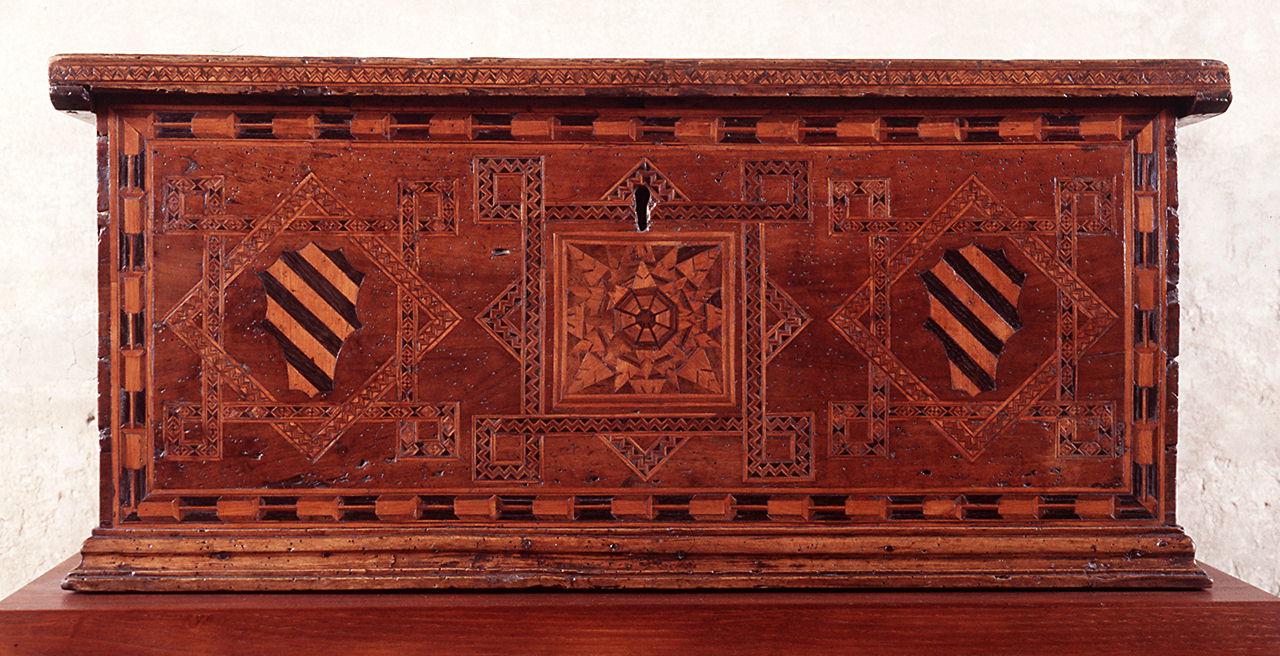 motivi decorativi geometrici e stemmi gentilizi (cassone) - manifattura Italia settentrionale (sec. XV)