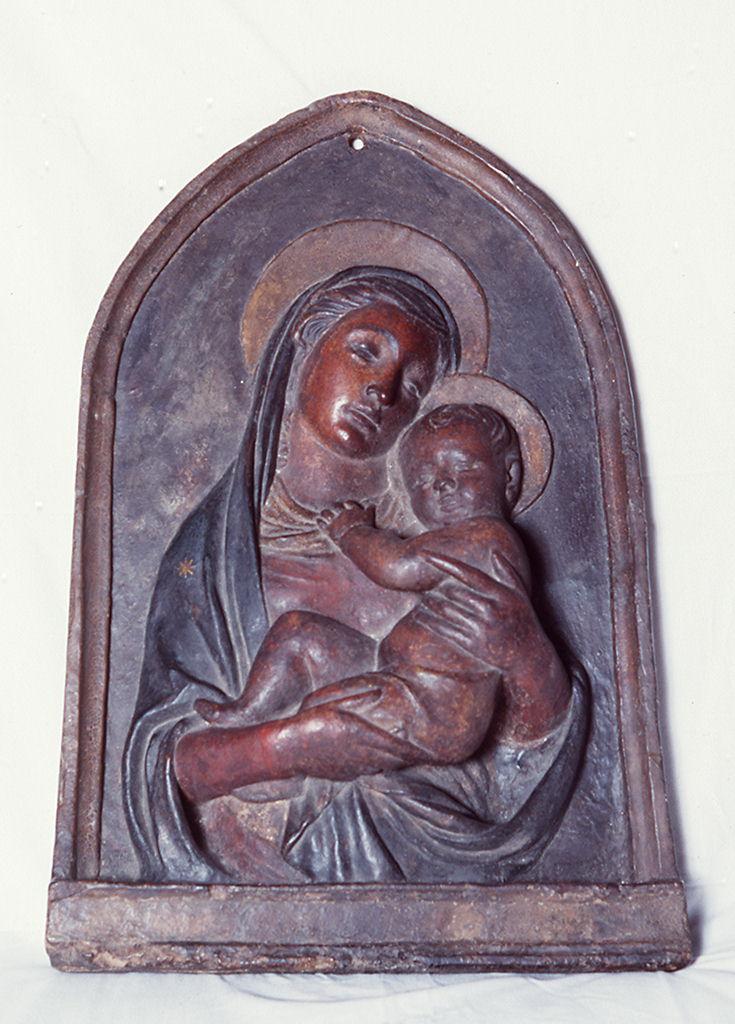 Madonna con Bambino (rilievo) di Della Robbia Luca (bottega) (sec. XV)