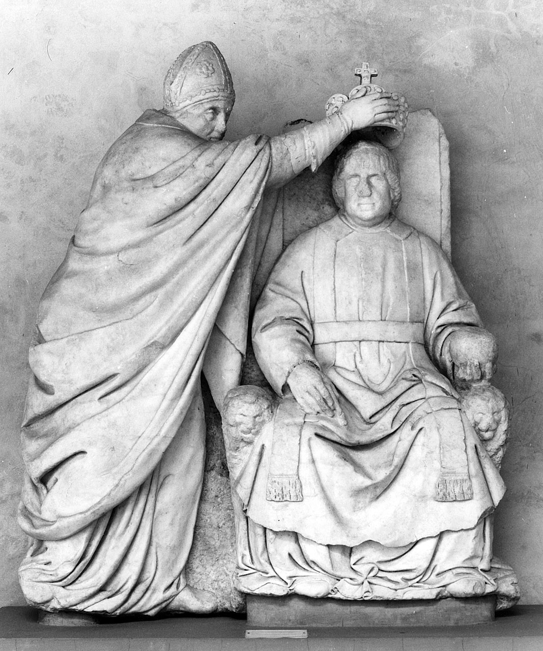 incoronazione di Ferrante I d'Aragona (?) (gruppo scultoreo) di Benedetto da Maiano (sec. XV)