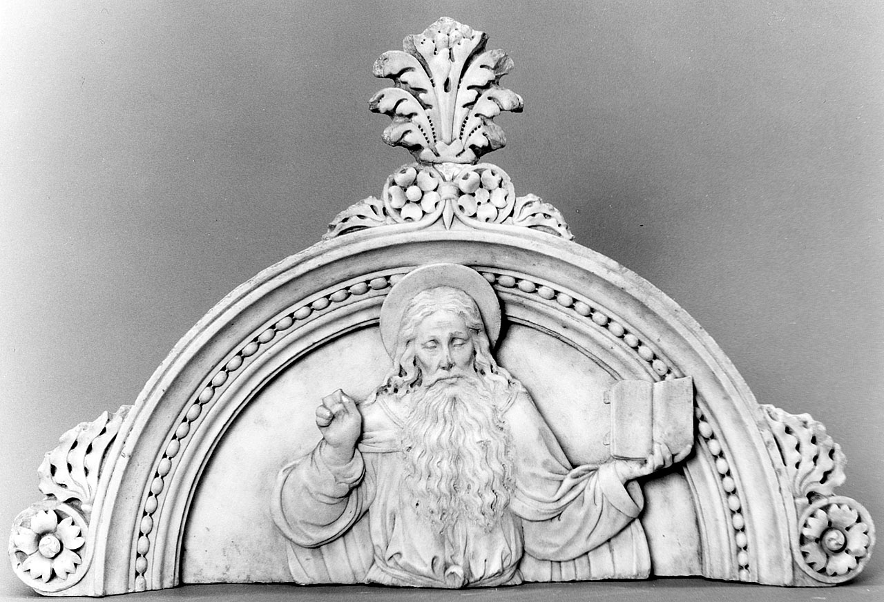 Dio Padre benedicente, colomba dello Spirito Santo, angeli (tabernacolo - a frontale architettonico, frammento) di Benedetto da Maiano (sec. XV)