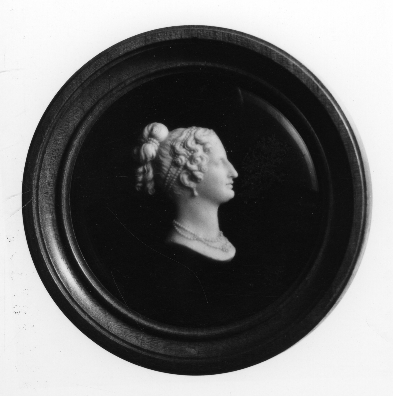 testa di donna (rilievo) di Santarelli Giovanni Antonio (primo quarto sec. XIX)