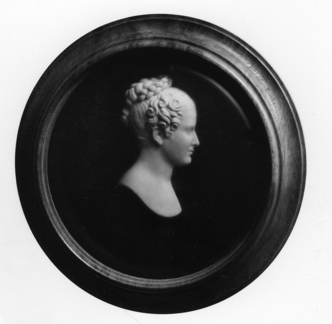 testa di donna (rilievo) di Santarelli Giovanni Antonio (primo quarto sec. XIX)