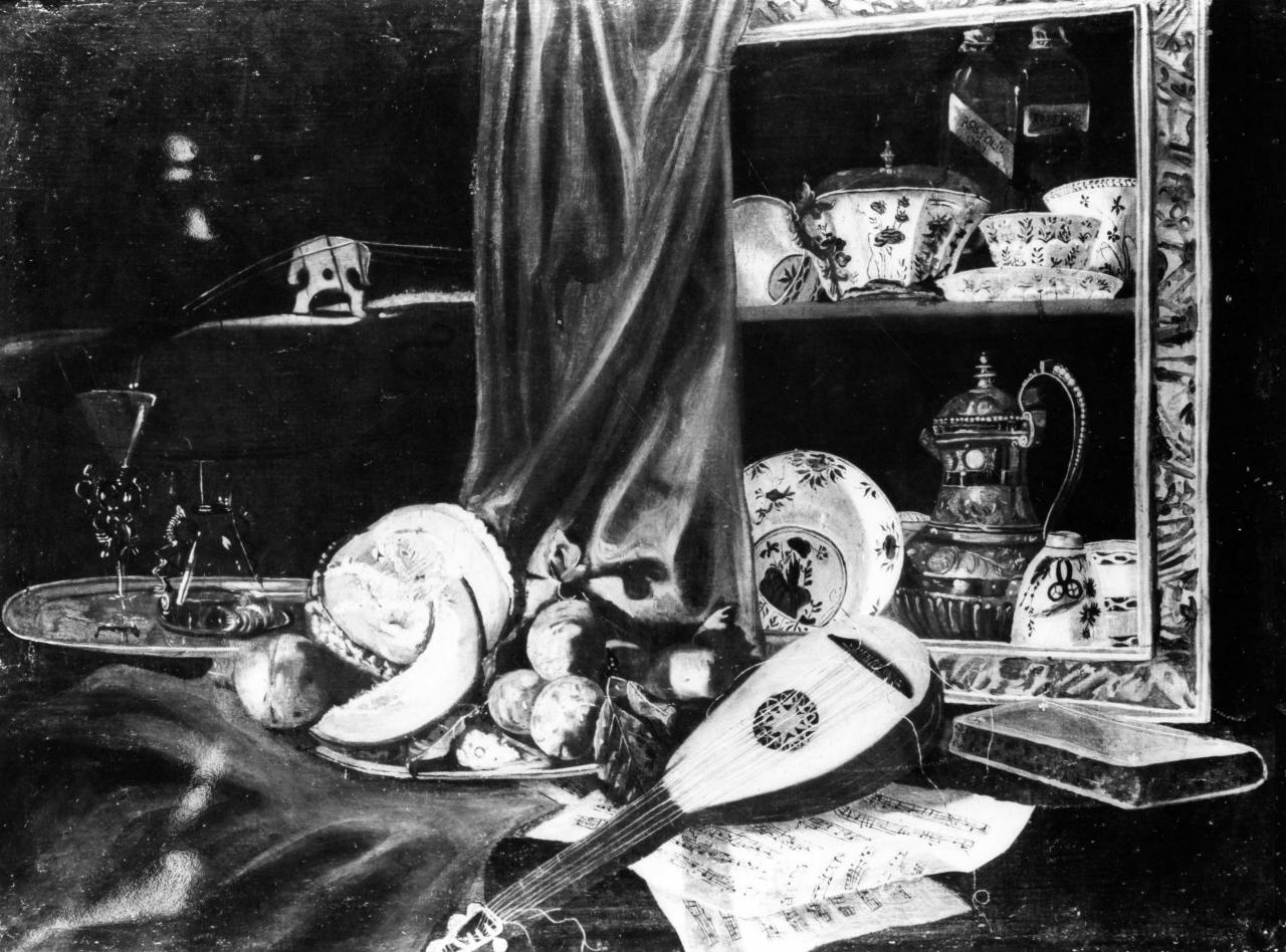 natura morta con strumenti musicali, vasellame, anfora, musica, vassoio, libro, frutta e cristalli (dipinto) di Berentz Christian (attribuito) (primo quarto sec. XVIII)