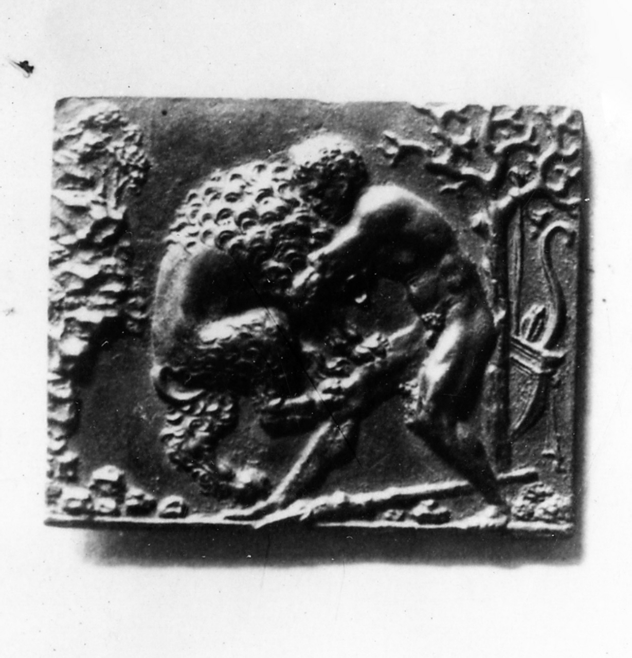 Ercole e il leone di Nemea (placchetta) di Mondella Galeazzo detto Moderno (fine/inizio secc. XV/ XVI)