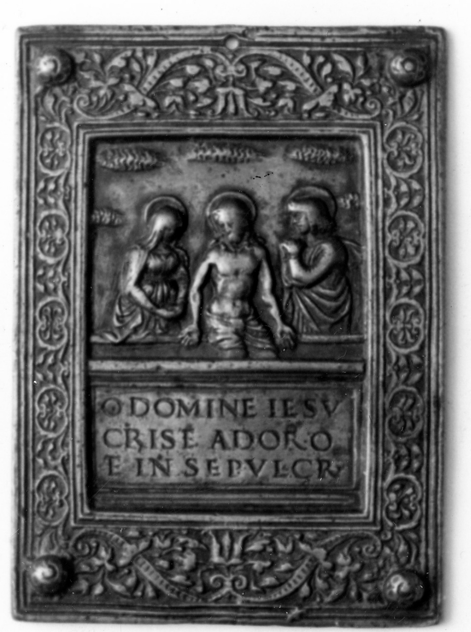 Cristo in pietà tra la Madonna e San Giovanni Evangelista (placchetta) - manifattura padovana (fine/inizio secc. XV/ XVI)