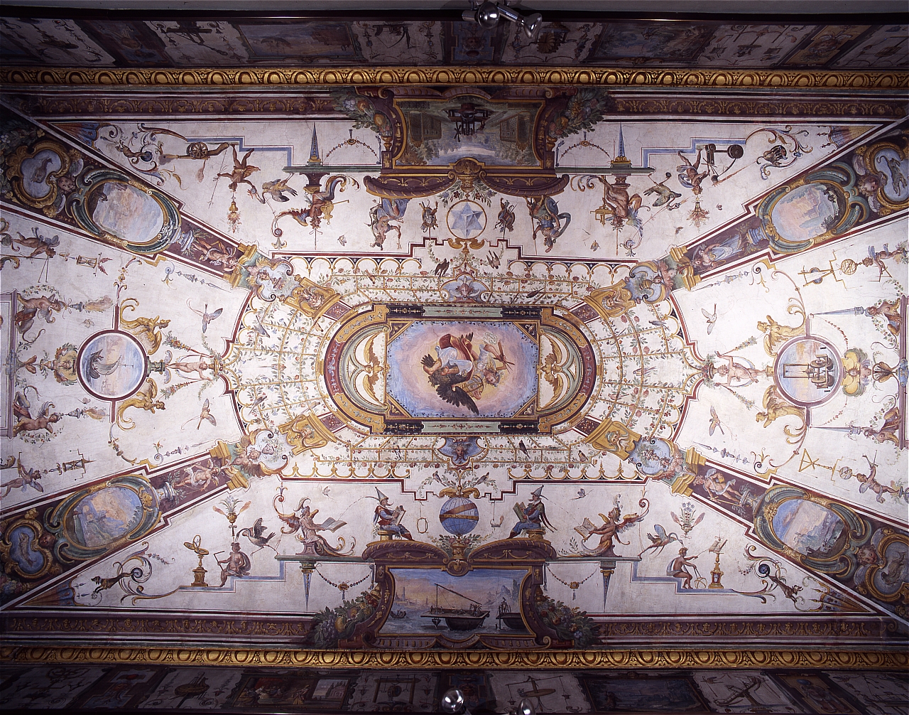 motivo decorativo a grottesche con strumenti scientifici (soffitto dipinto) di Parigi Giulio (sec. XVI)