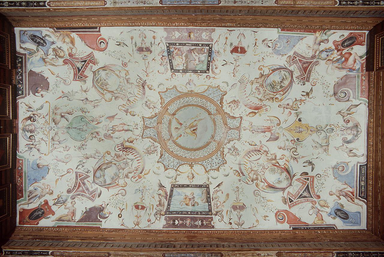 motivi decorativi a grottesche con scene mitologiche e figura allegorica (soffitto dipinto) di Allori Alessandro (bottega) (sec. XVI)