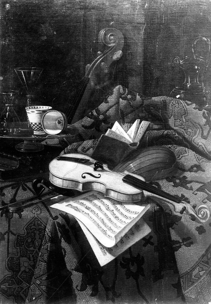 natura morta con strumenti musicali, cristalli, tappeto, spartito, porcellana (dipinto) di Munari Cristoforo (attribuito) (sec. XVIII)