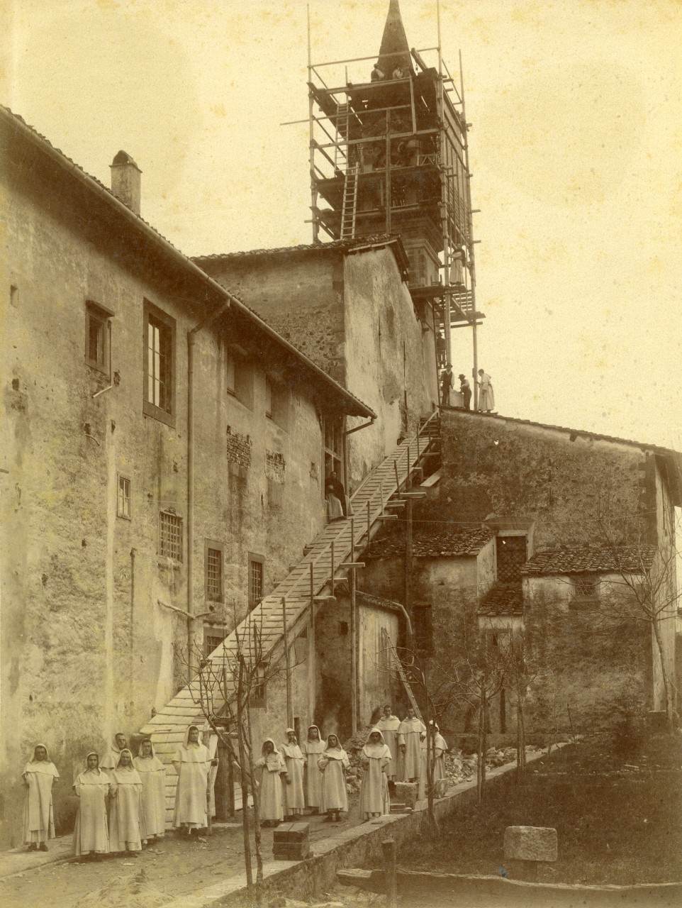 Fiesole - San Domenico - Veduta dal retro (positivo) di Della Robbia Giovanni, anonimo (XX)