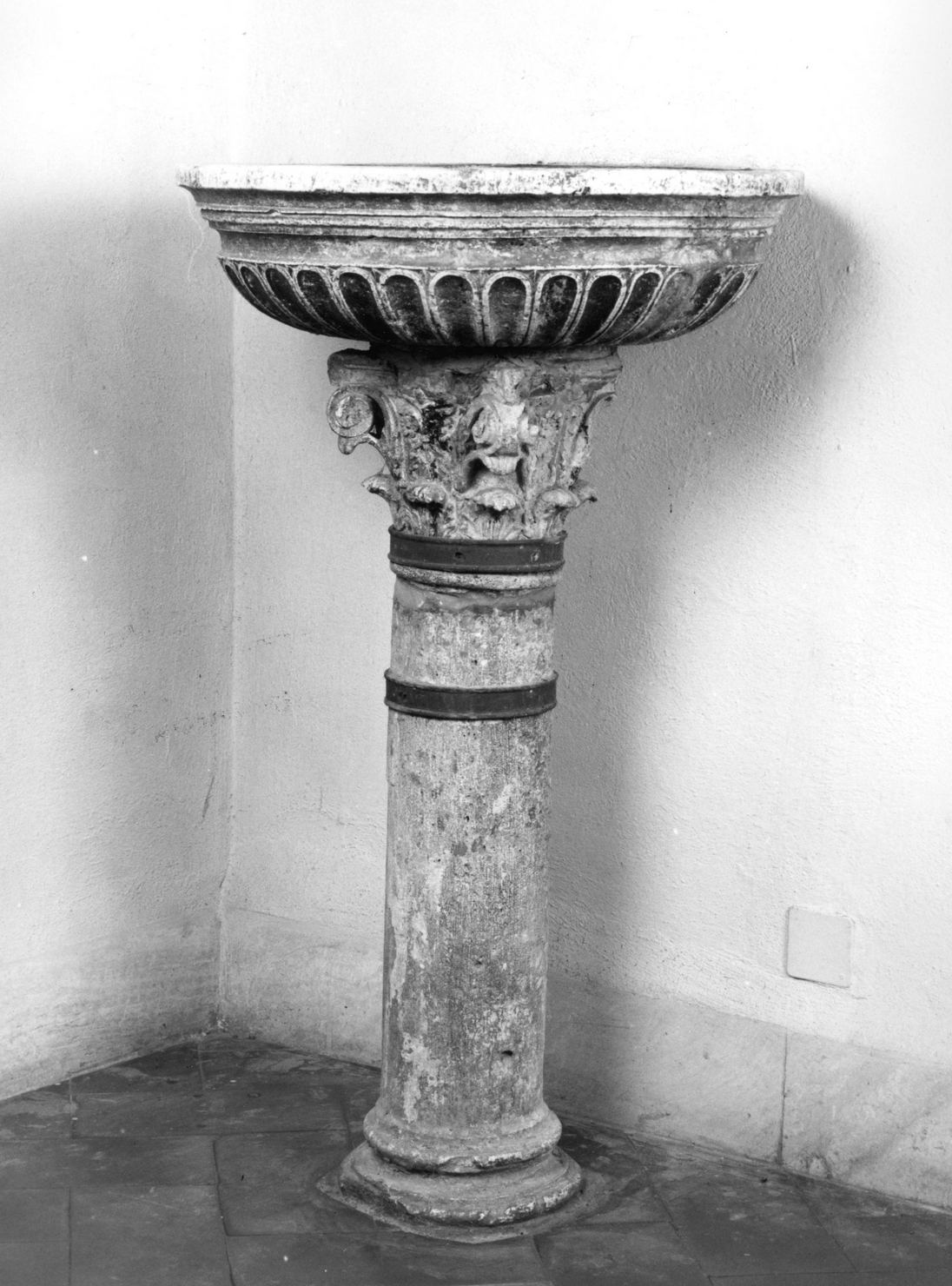 acquasantiera - bottega toscana (sec. XV)