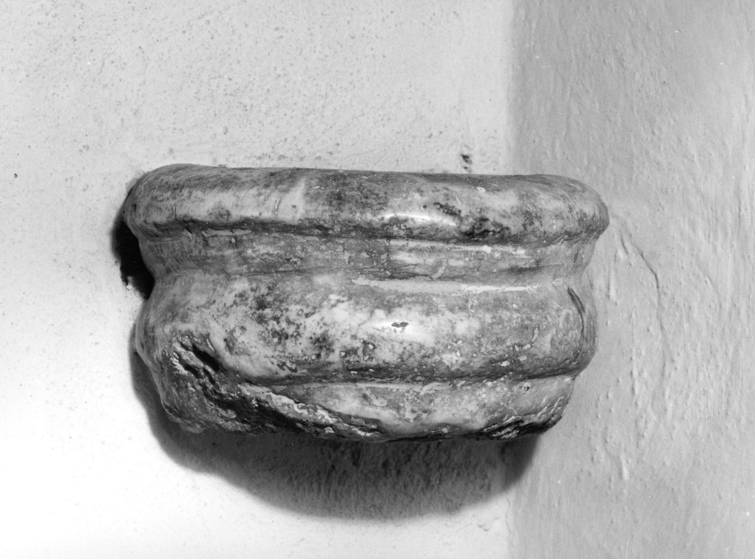 acquasantiera da parete - bottega toscana (sec. XVI)