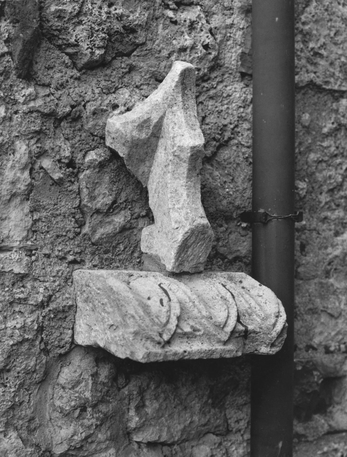 decorazione plastica, frammento - bottega toscana (sec. XIV)