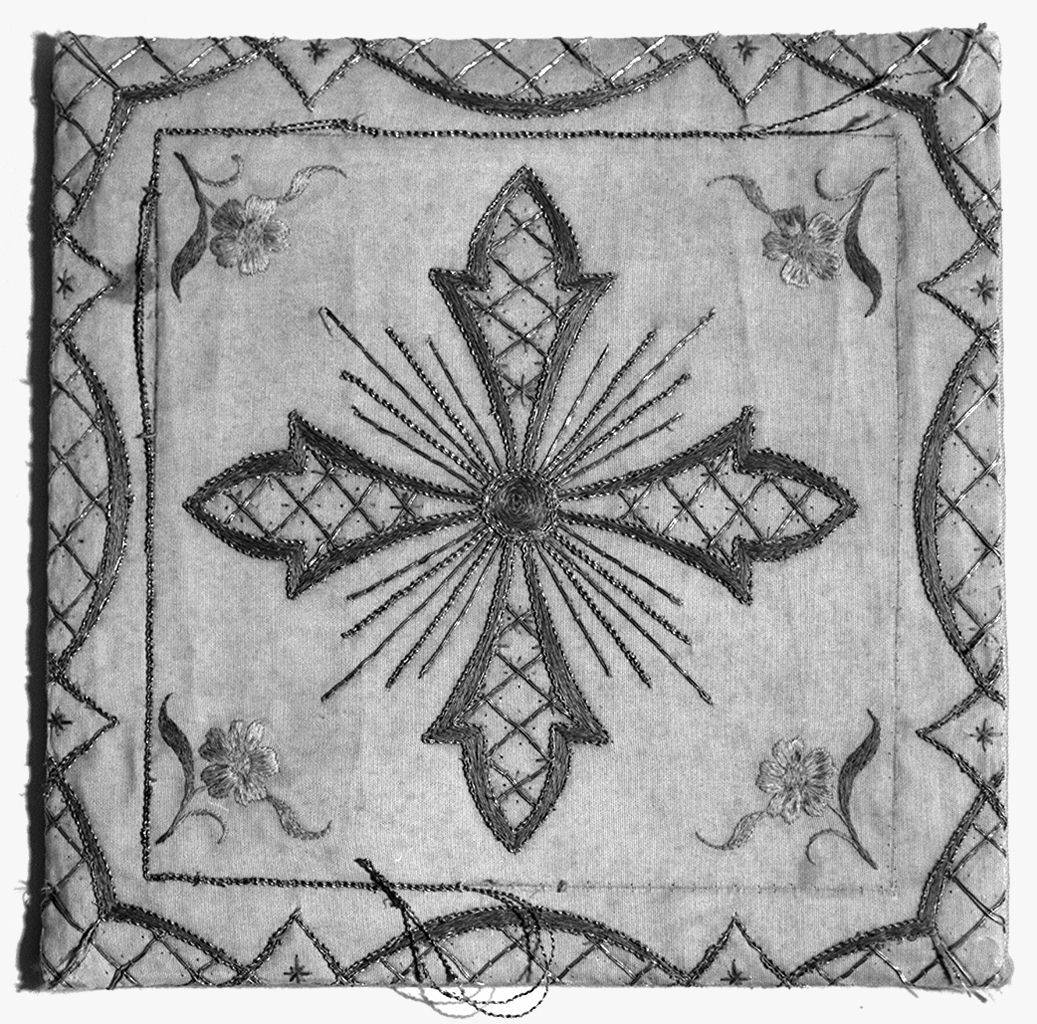 motivo decorativo floreale (borsa del corporale, elemento d'insieme) - manifattura toscana (secc. XIX/ XX)