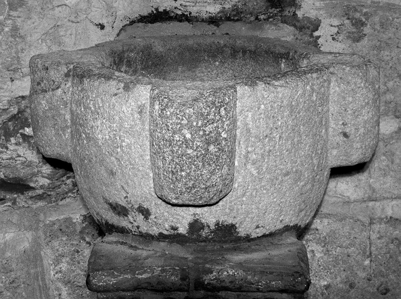 acquasantiera - bottega toscana (prima metà sec. XX)