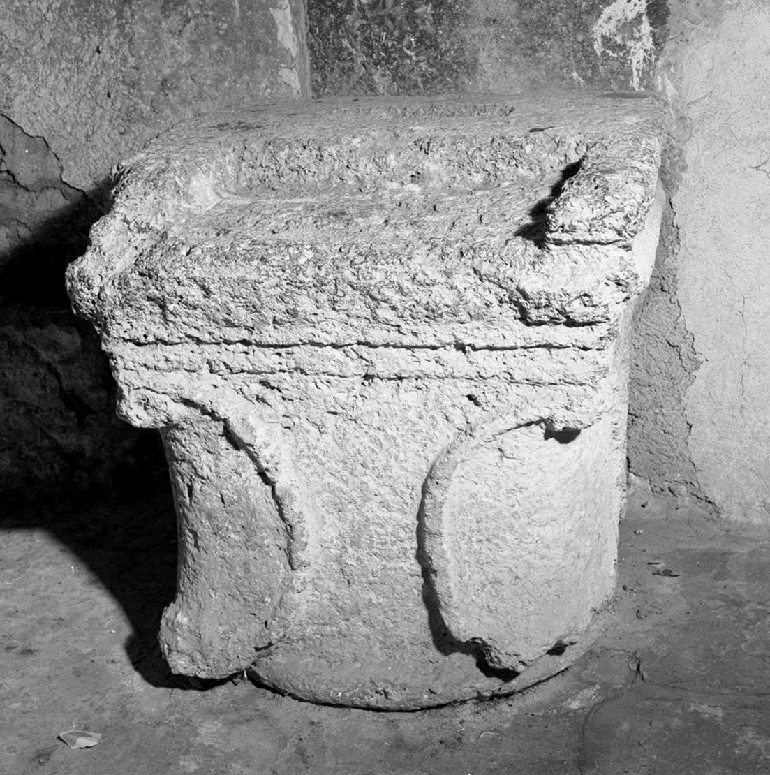 capitello di colonna, elemento d'insieme - ambito toscano (sec. XII)