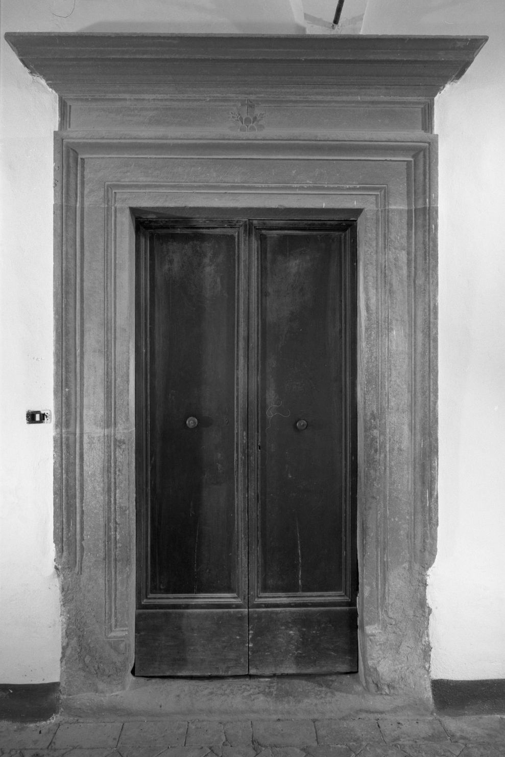 stemma dell'Ordine olivetano (mostra di porta) - bottega toscana (ultimo quarto sec. XV)