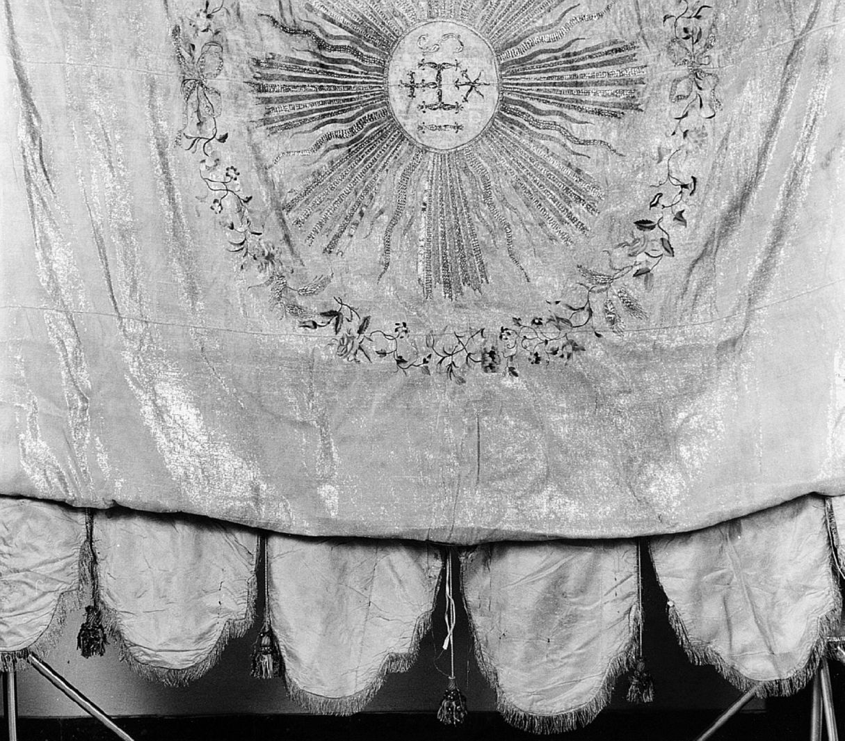 monogramma cristologico (baldacchino processionale, elemento d'insieme) - produzione toscana (prima metà sec. XIX)