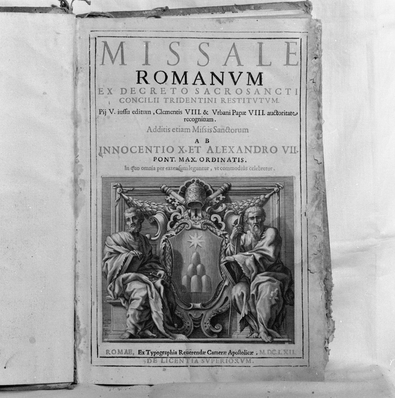 stemma gentilizio della famiglia Chigi tra i Santi Pietro e Paolo (stampa) - ambito europeo (sec. XVII)