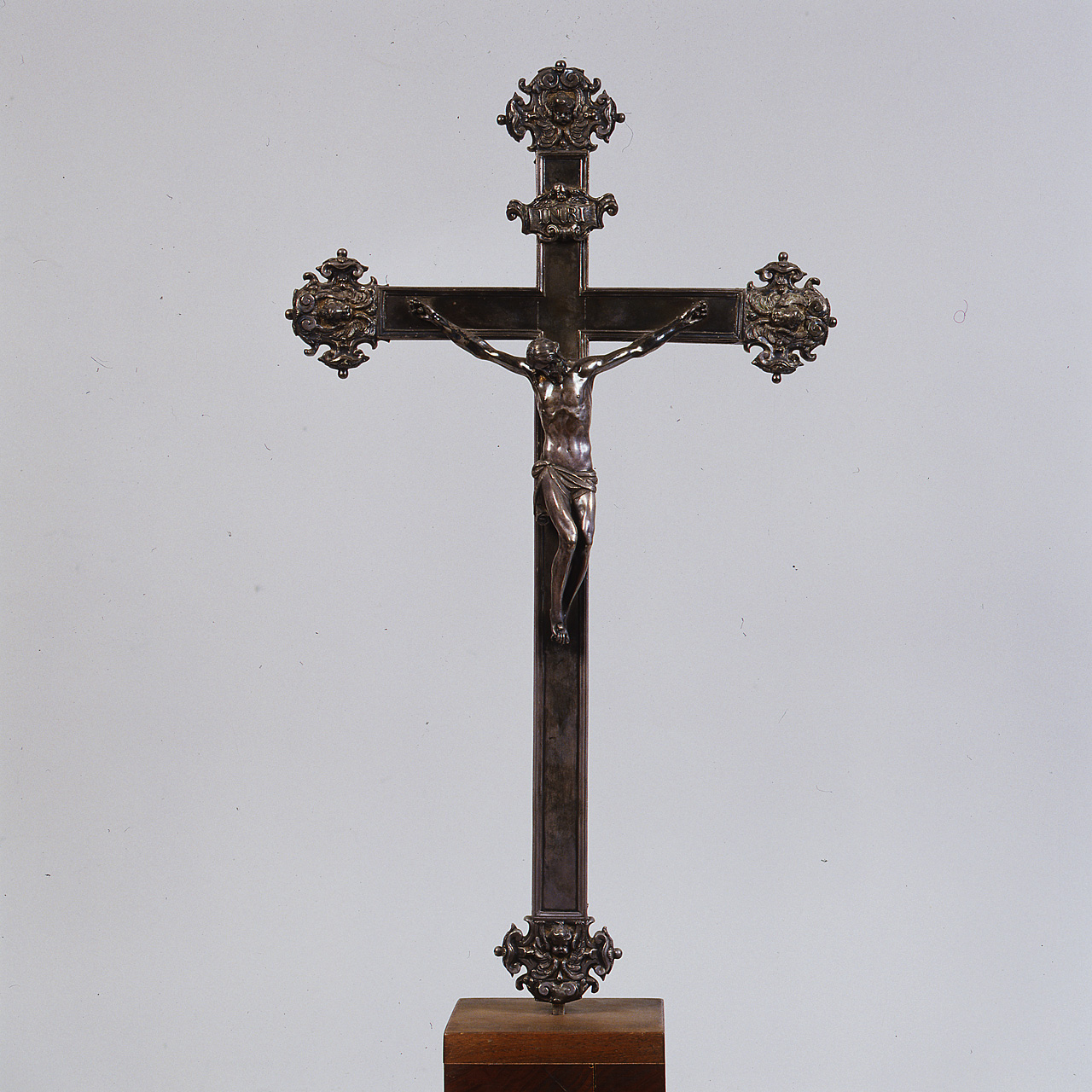 Cristo crocifisso (croce d'altare, elemento d'insieme) di Moretti De Amicis Antonio (terzo quarto sec. XVII)