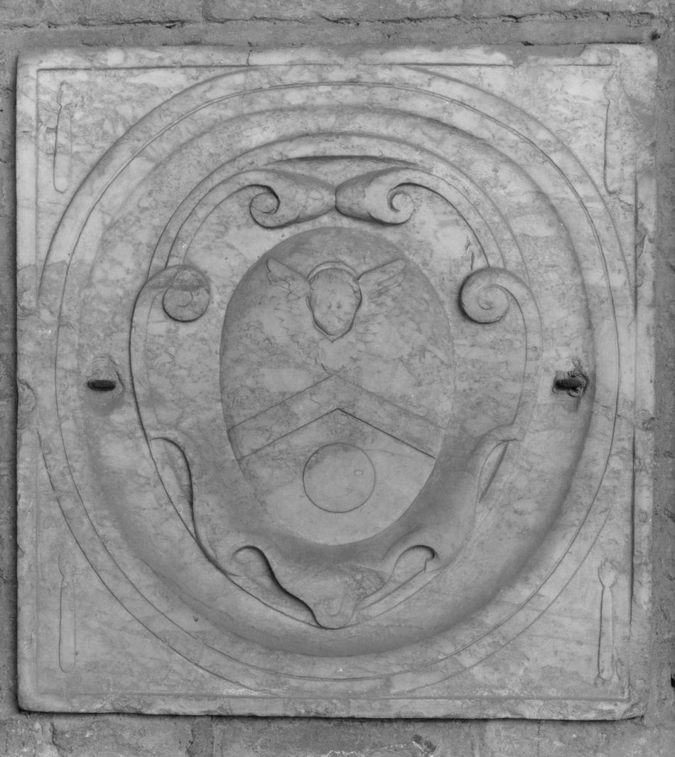 stemma gentilizio (lapide tombale) - bottega senese (secc. XVI/ XVII)