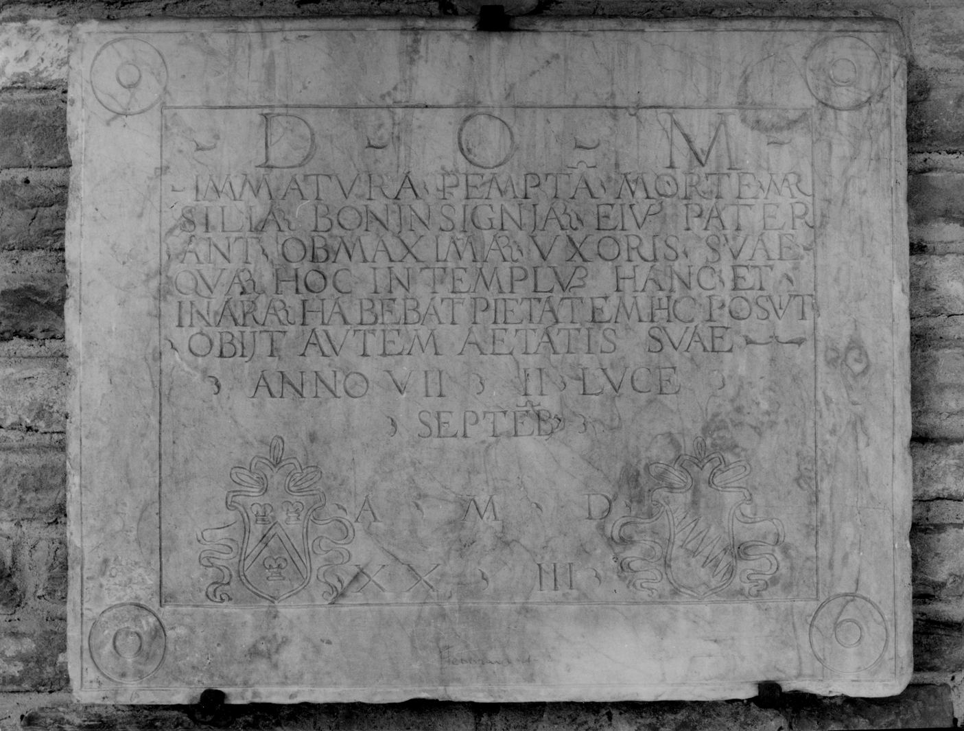 stemmi gentilizi delle famiglie Marsili e Buoninsegni (lapide tombale) - bottega senese (sec. XVI)