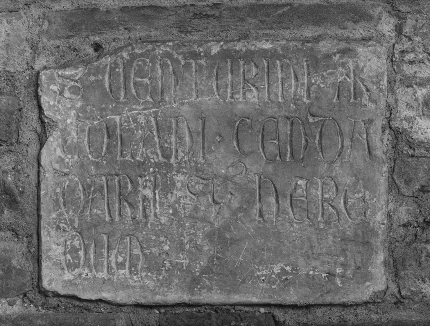 lapide tombale, opera isolata - bottega senese (prima metà sec. XIV)